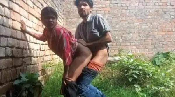 Desi Village Bhabhi Ko Jungle Mein Ghar Ke Piche Choda